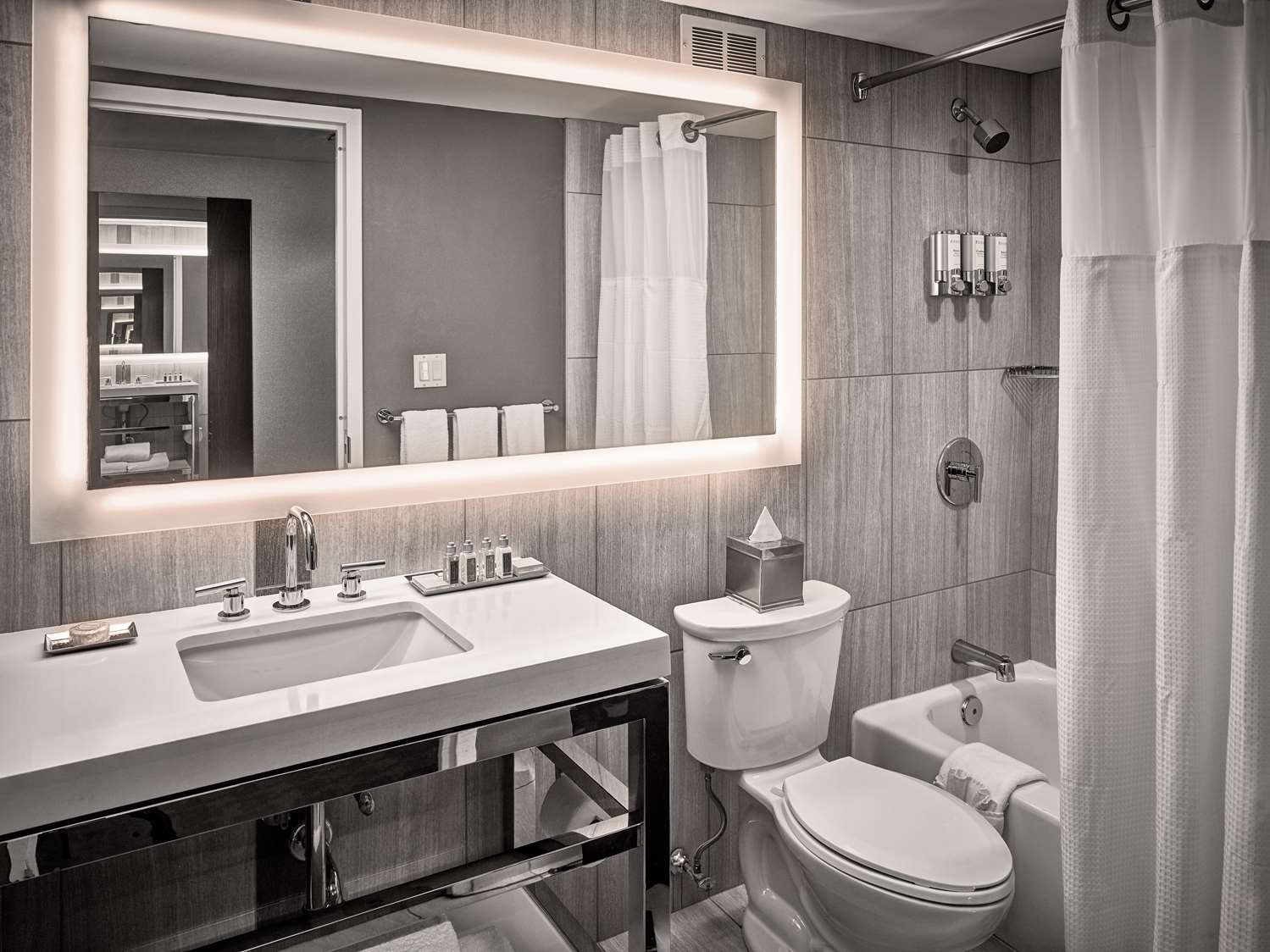 جناح بريميير بسرير كينج بغرفة نوم واحدة مع أريكة، Sonesta Philadelphia Rittenhouse Square 2/2