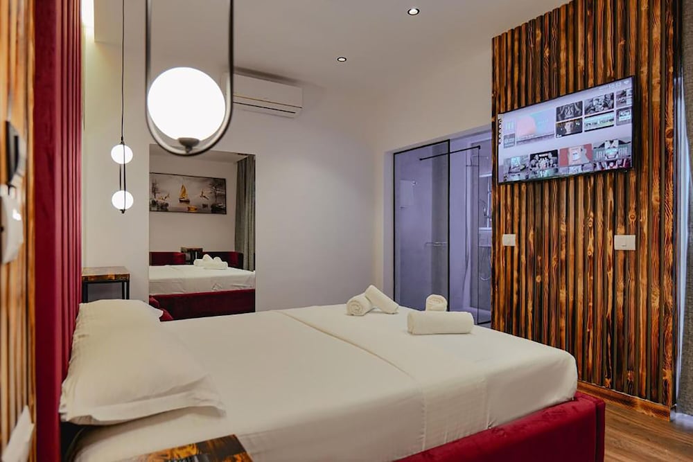 Deluxe, King Bed, Pool View