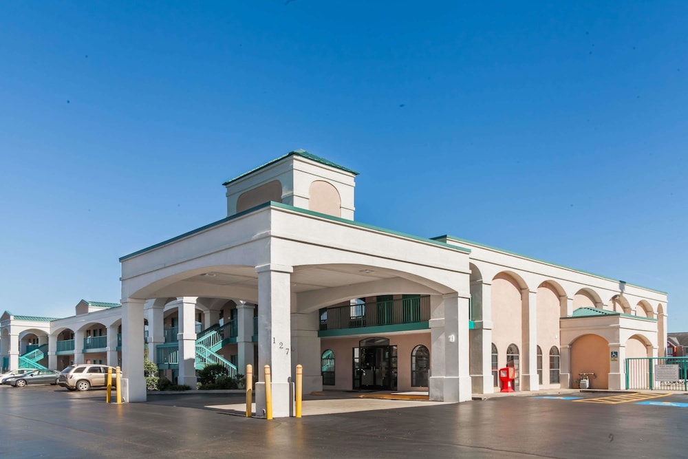 Super 8 by Wyndham Murfreesboro 1/30