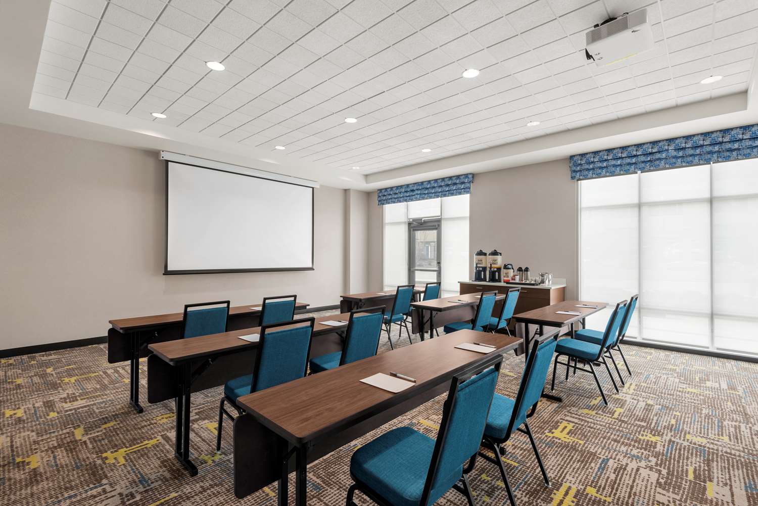 Hampton Inn & Suites by Hilton Kelowna Airport 13/21