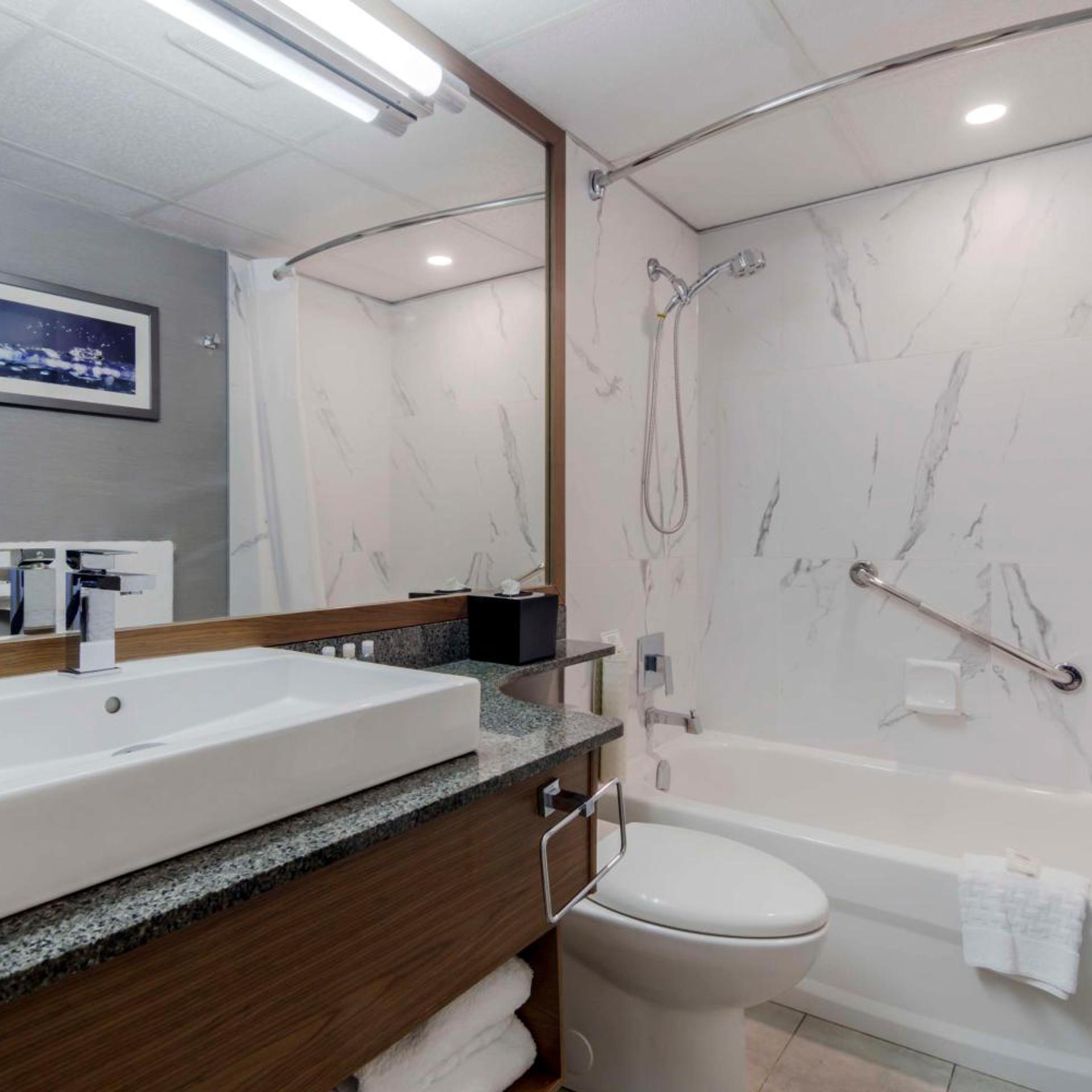 غرفة سوبيريور بسرير كينج وسرير كوين بشرفة، Best Western Premier Chateau Granville Hotel and Suites and Conf. Centre 6/7