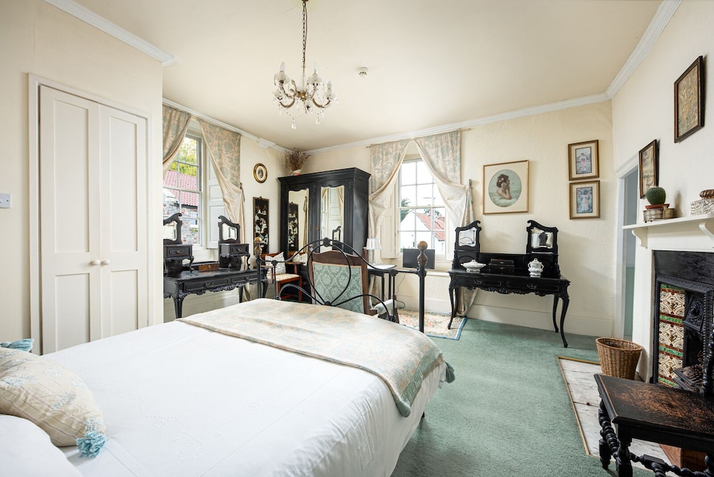 Compton House - Guest House 7/25