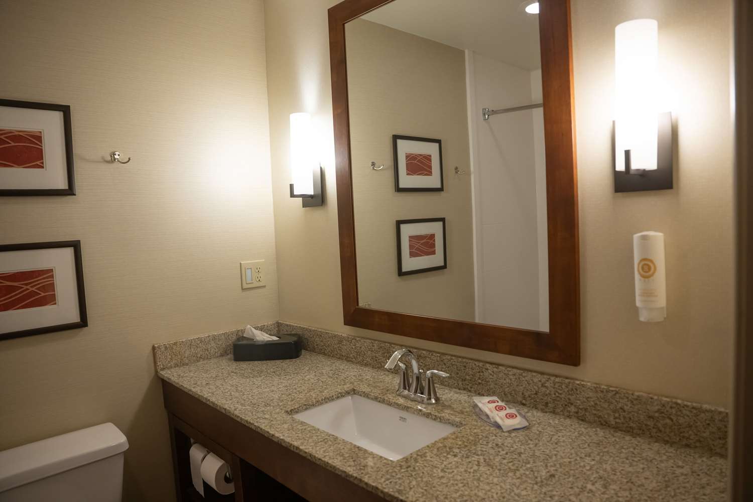Comfort Inn & Suites Erie - Splash Harbor Indoor Waterpark 50/55