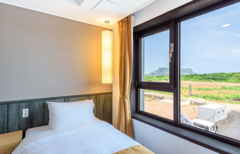 Thira Hotel 9/35