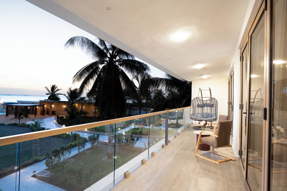 Treetop by Eight Continents, Zanzibar 38/66