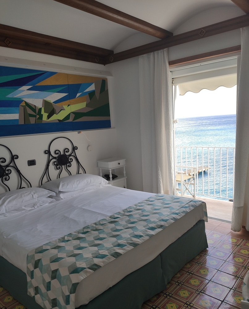 STANDARD, DOUBLE BED, SEA VIEW