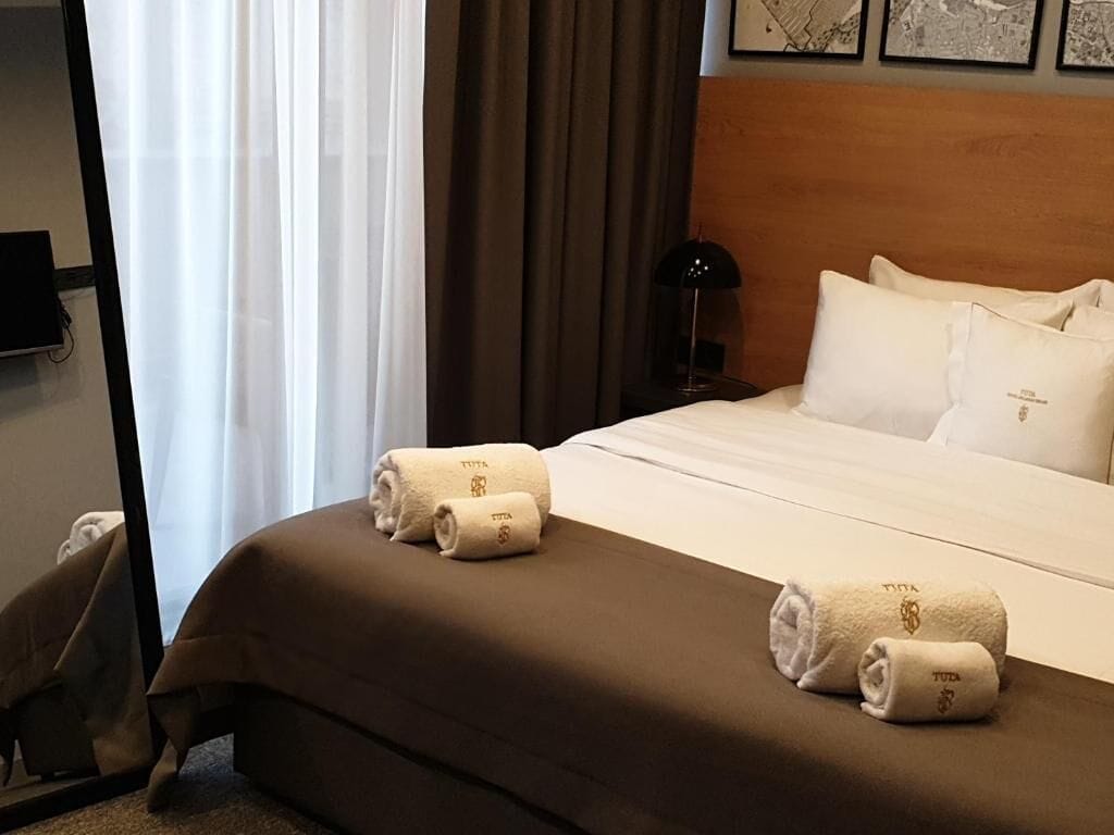 DELUXE, DOUBLE BED
