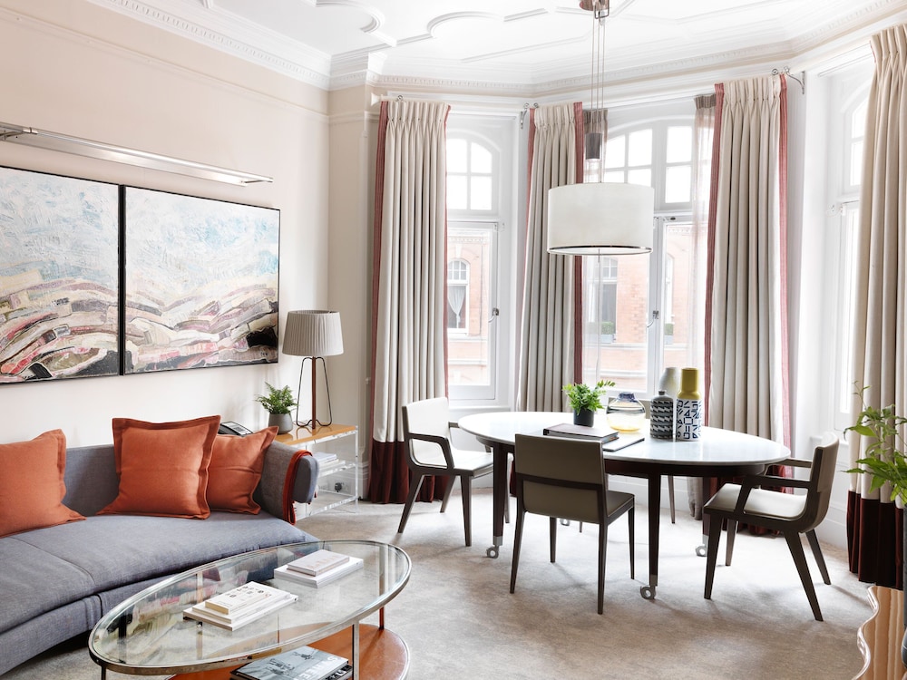 The Athenaeum Hotel & Residences 49/66