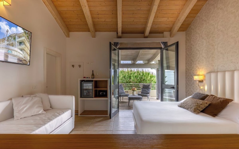 PANORAMIC, SUITE, 1 SINGLE AND 2 DOUBLE BEDS, PARTIAL SEA VIEW, TERRACE