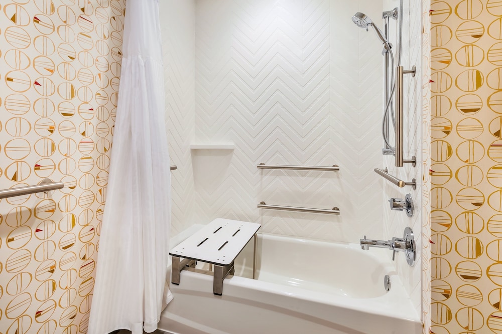 Holiday Inn & Suites Toledo Southwest - Perrysburg 12/59