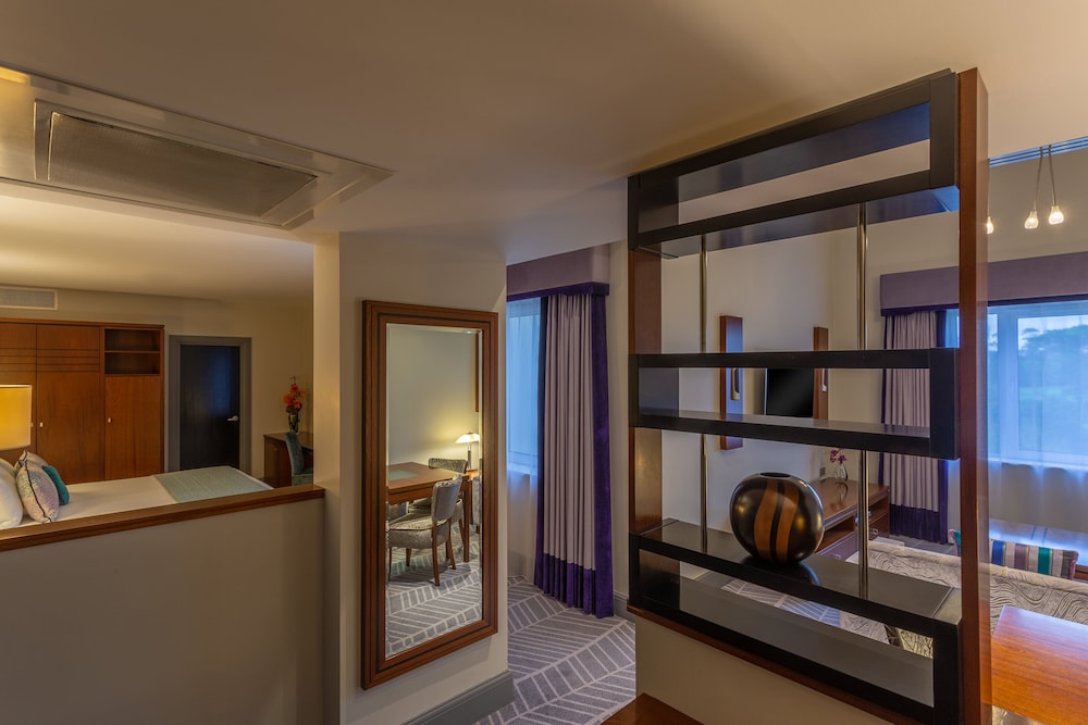 Junior Suite, King Bed, Park View, Crowne Plaza Dublin Airport 4/7