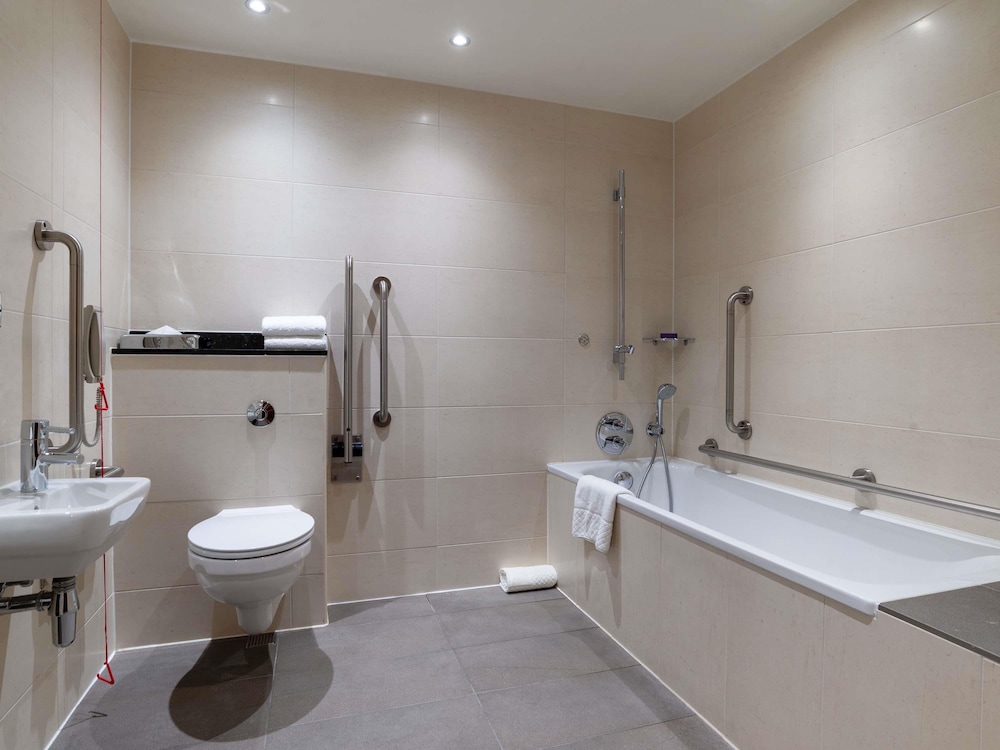 Sofitel London Heathrow 49/50