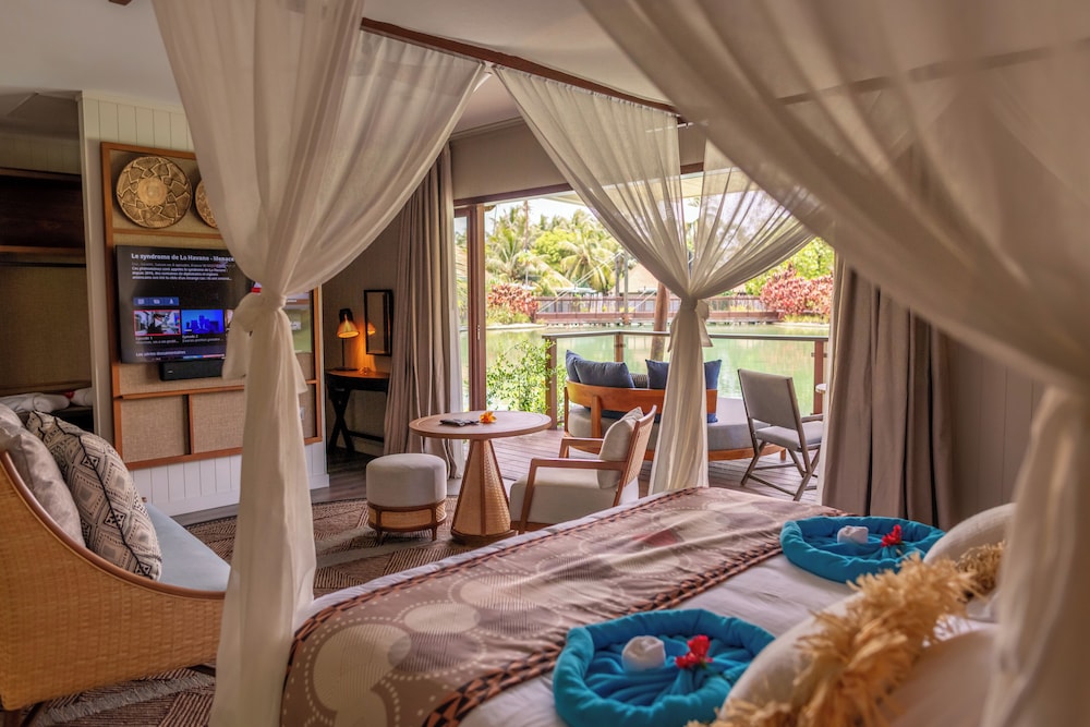Overwater, Luxury, Bungalow, Queen Bed