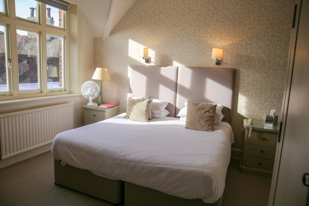 Bell Hotel 15/50