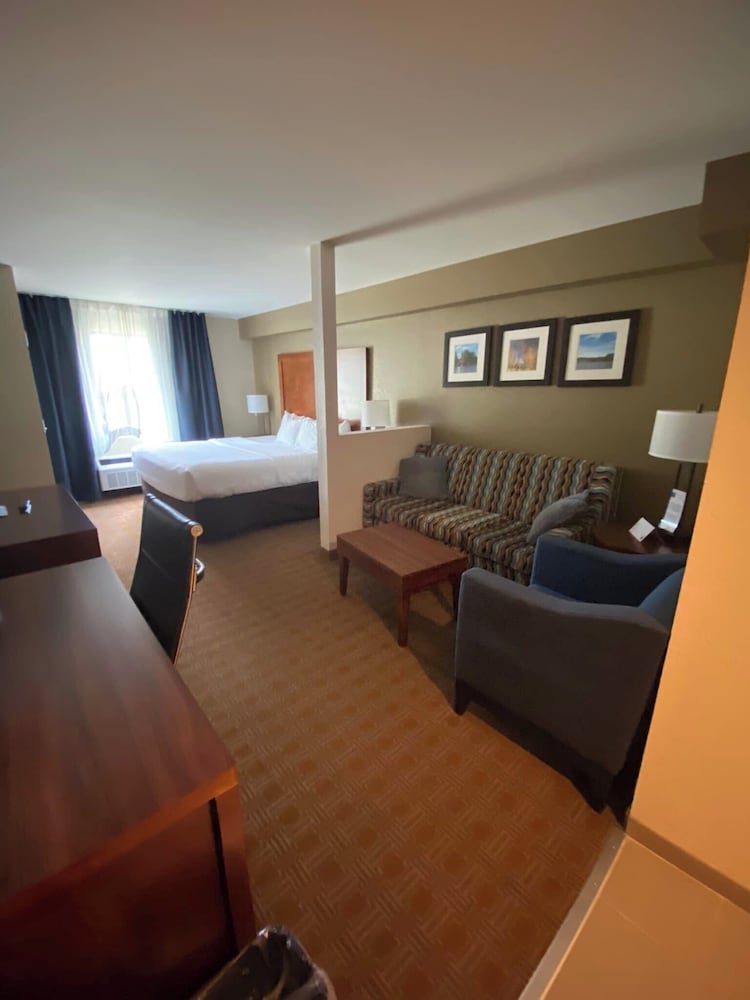 Comfort Inn & Suites Brattleboro I-91 34/47