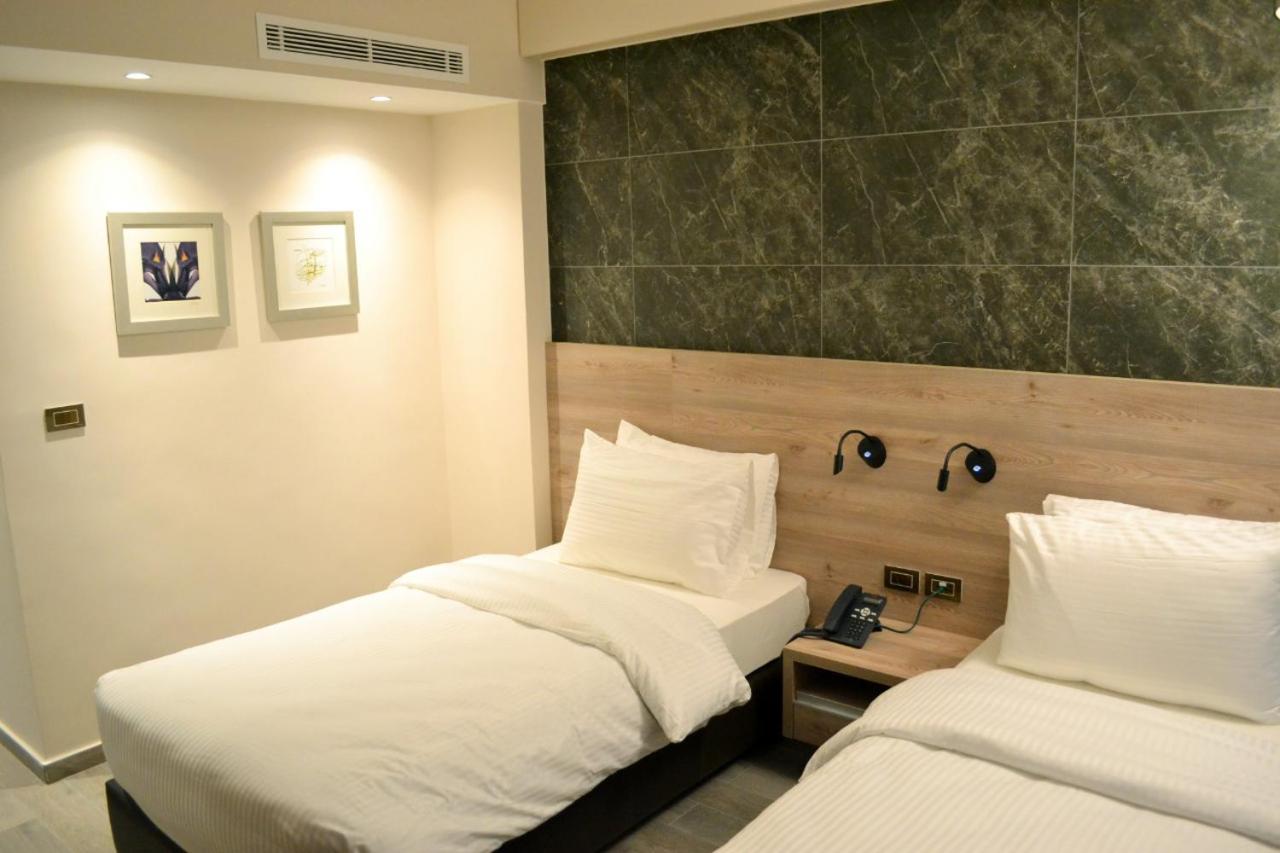 غرفة قياسية بسريرين منفصلين، Ambassador Hotel 3/8
