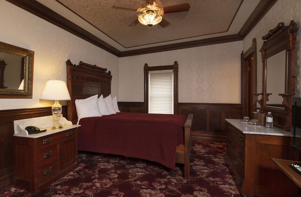 HISTORIC STRATER HOTEL 44/68