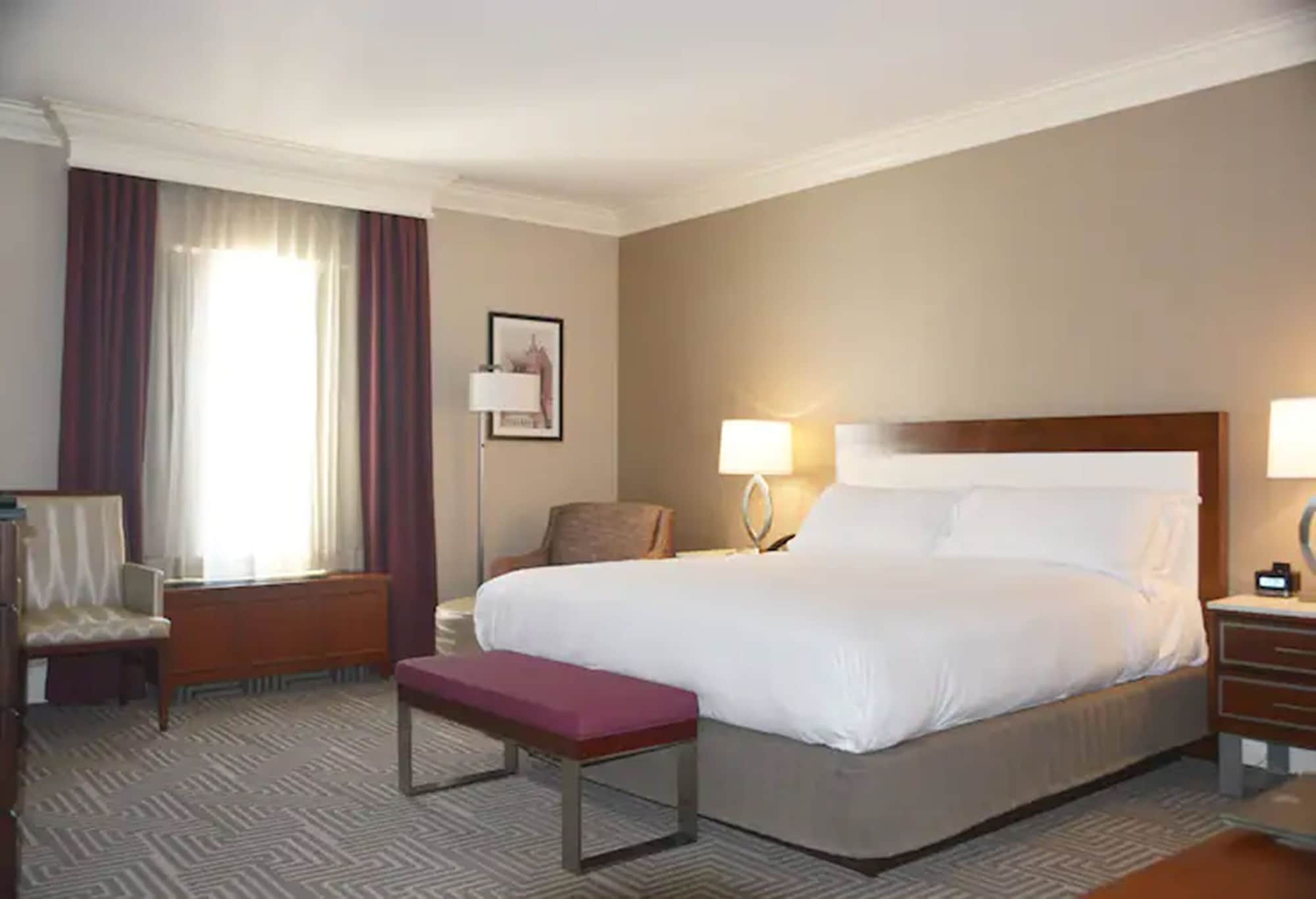 DELUXE, KING BED, ACCESSIBLE