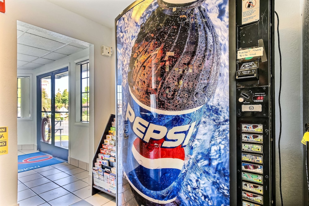Motel6 Pinole, CA 34/40