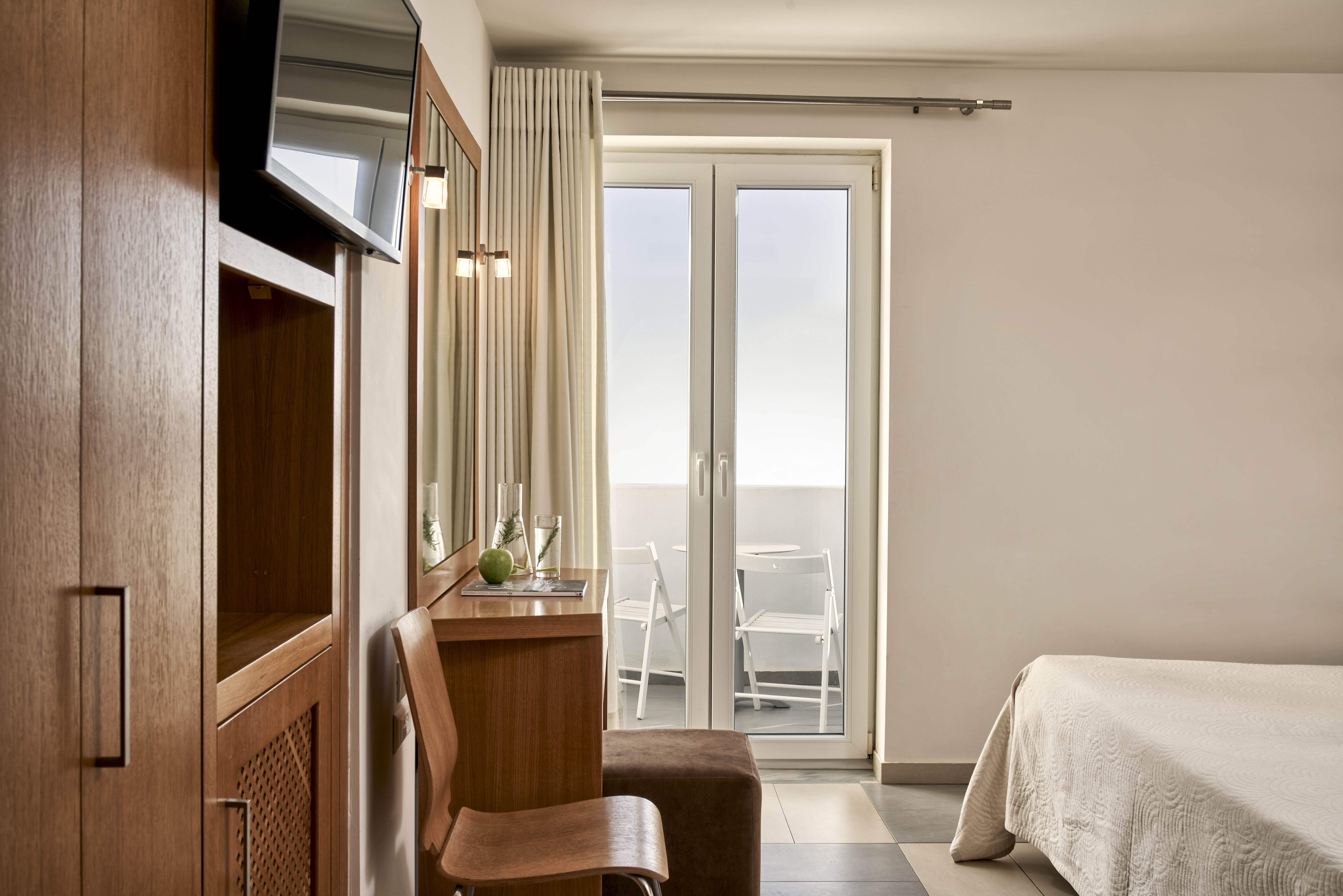 DELUXE, DOUBLE BED