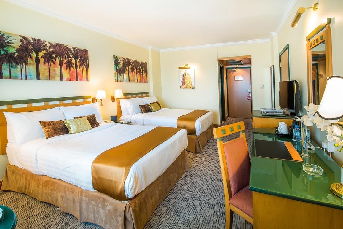 Hotel Holiday International Sharjah 8/25