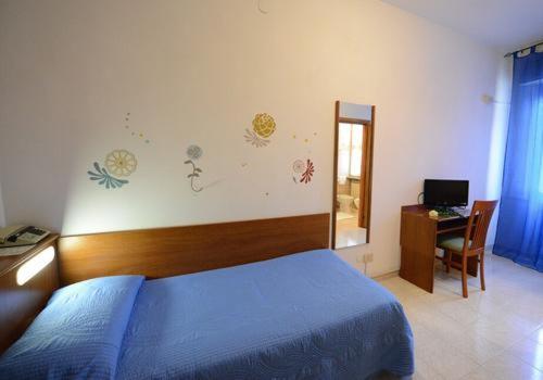 ROOM, SINGLE