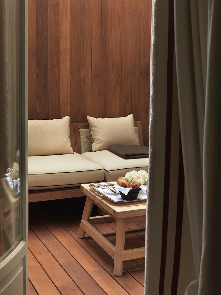 SUPERIOR, SUITE, KING BED
