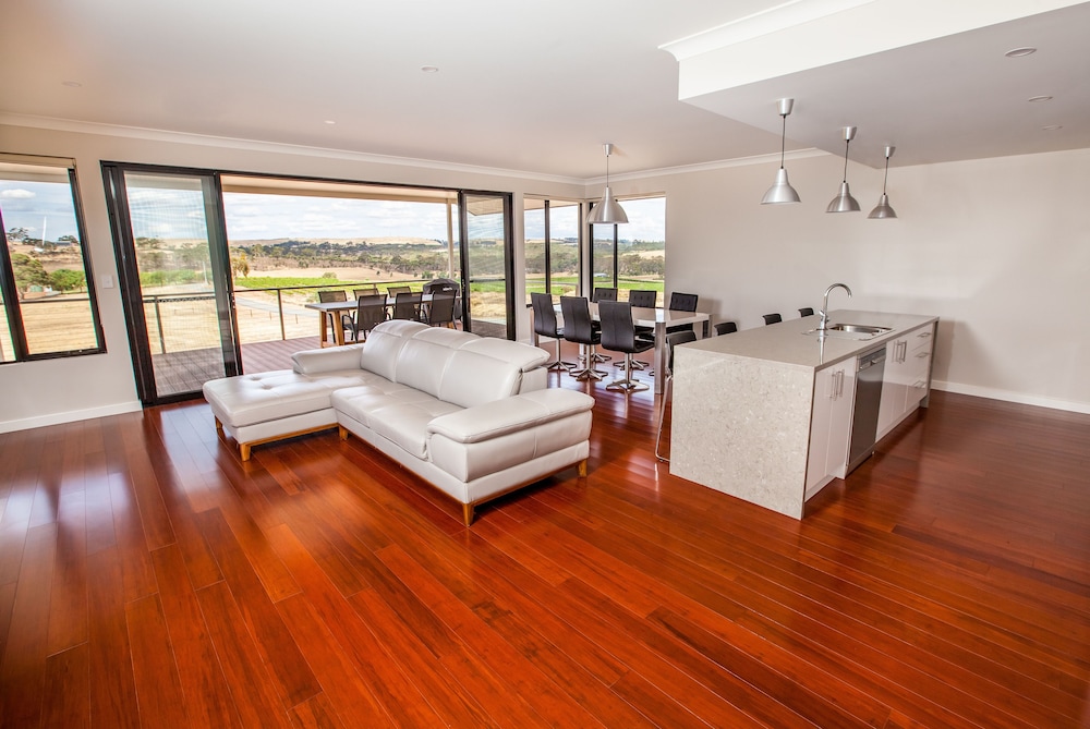 Neagles Retreat Villas 3/22