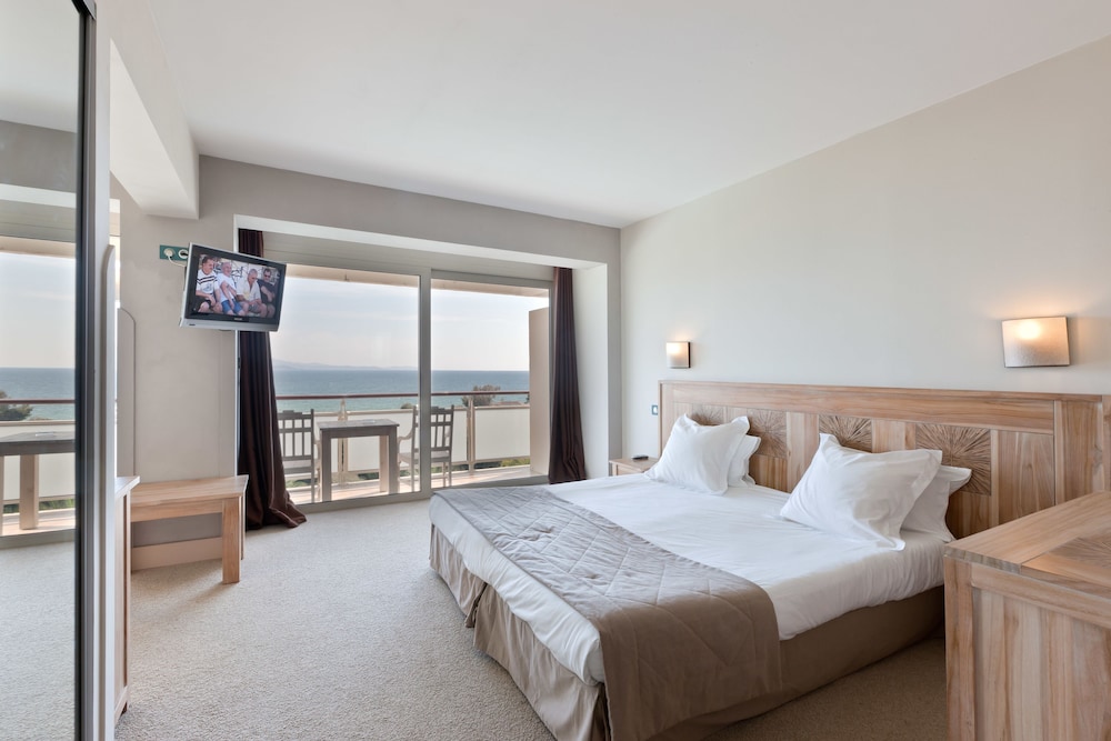 ROOM, QUADRUPLE, GARDEN VIEW