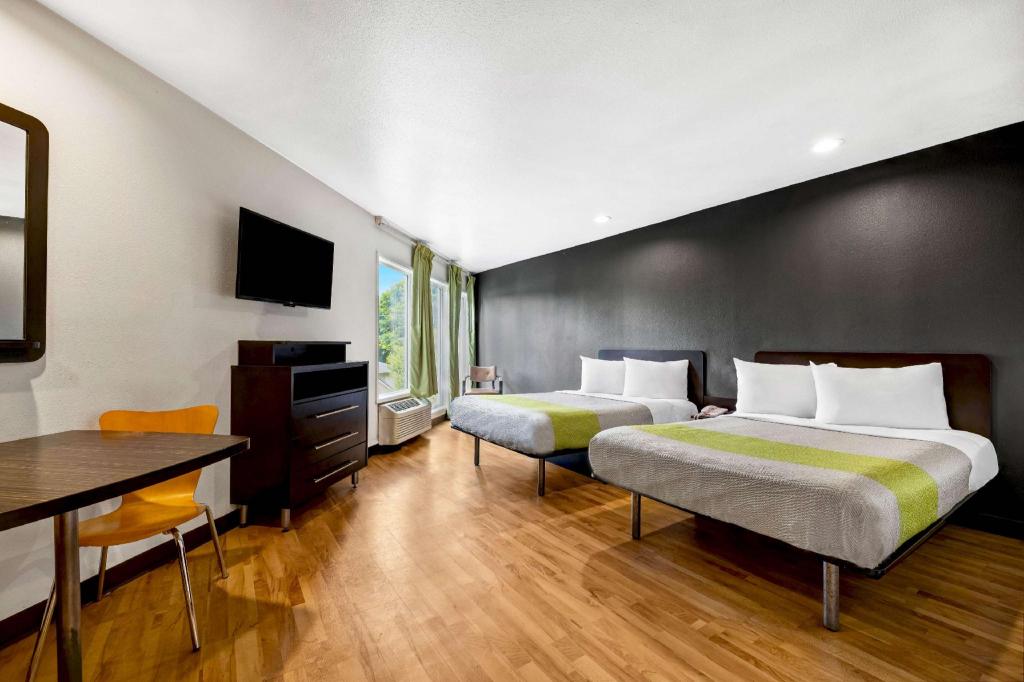 2 Full Beds - Non-Smoking, Kitchen