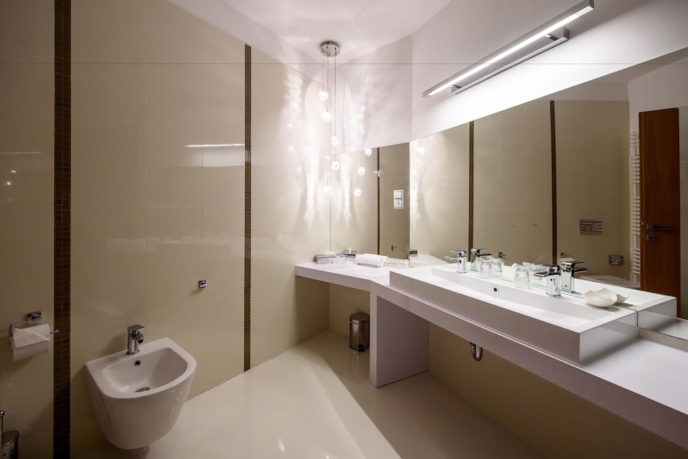 Karoly Corner Residences 46/50