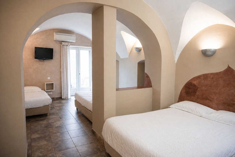 Room, Quintuple, 1 Single and 2 Double Beds