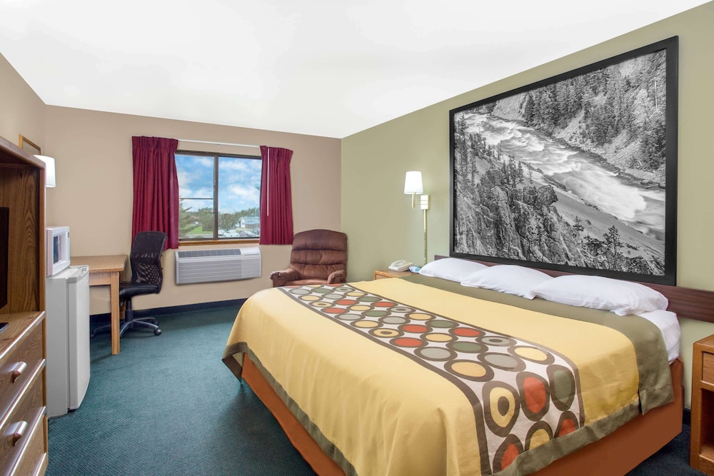 Super 8 By Wyndham Antigo 8/24