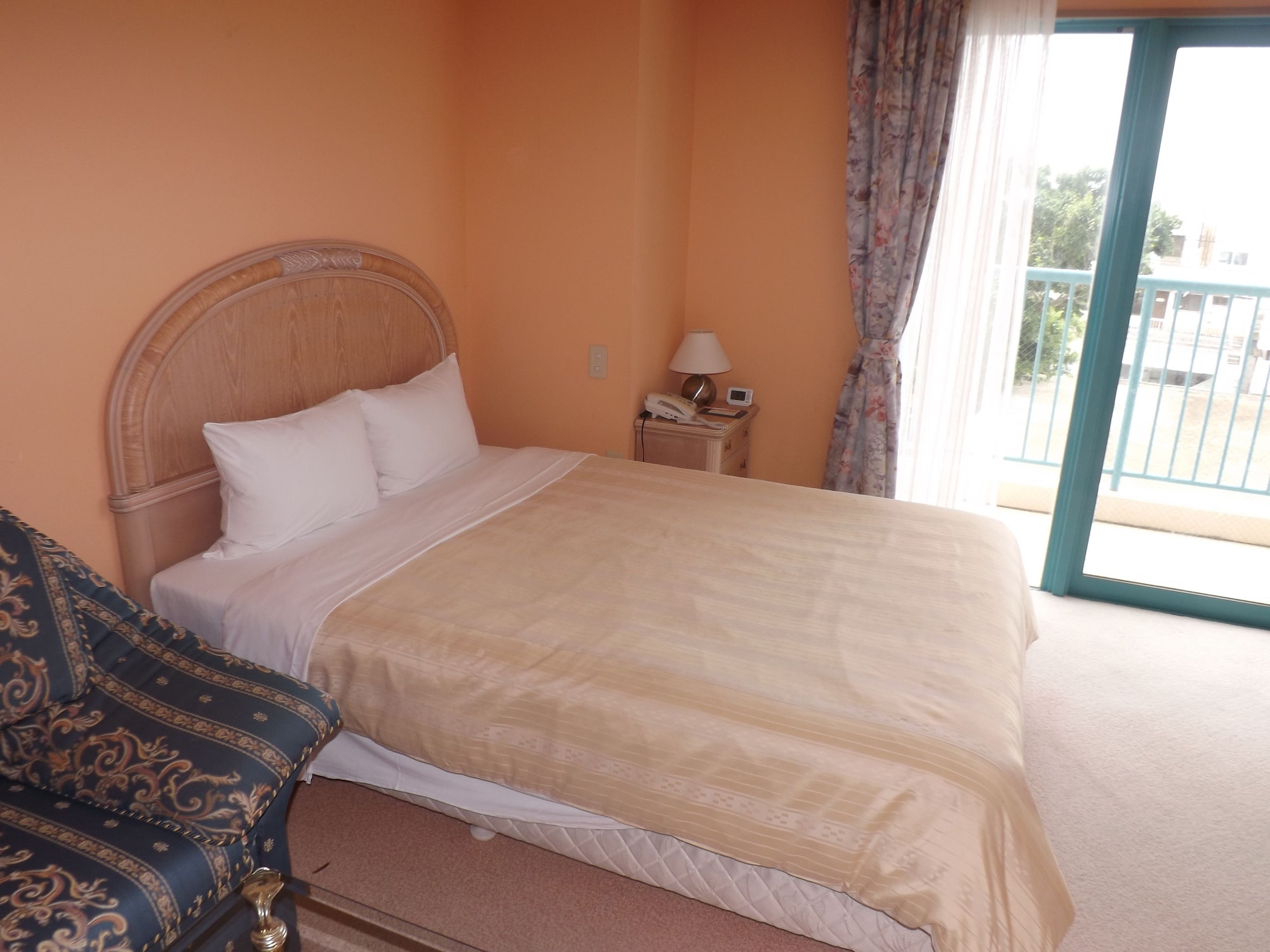 ROOM, SINGLE