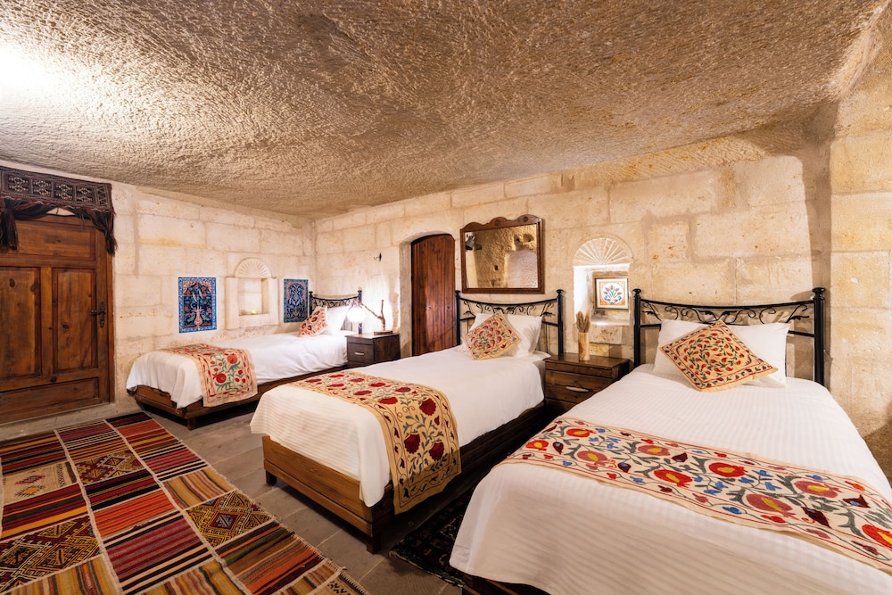 2 Bedrooms, Family Suite, 1 Queen and 3 Single Beds, Courtyard View, 2 Bathrooms