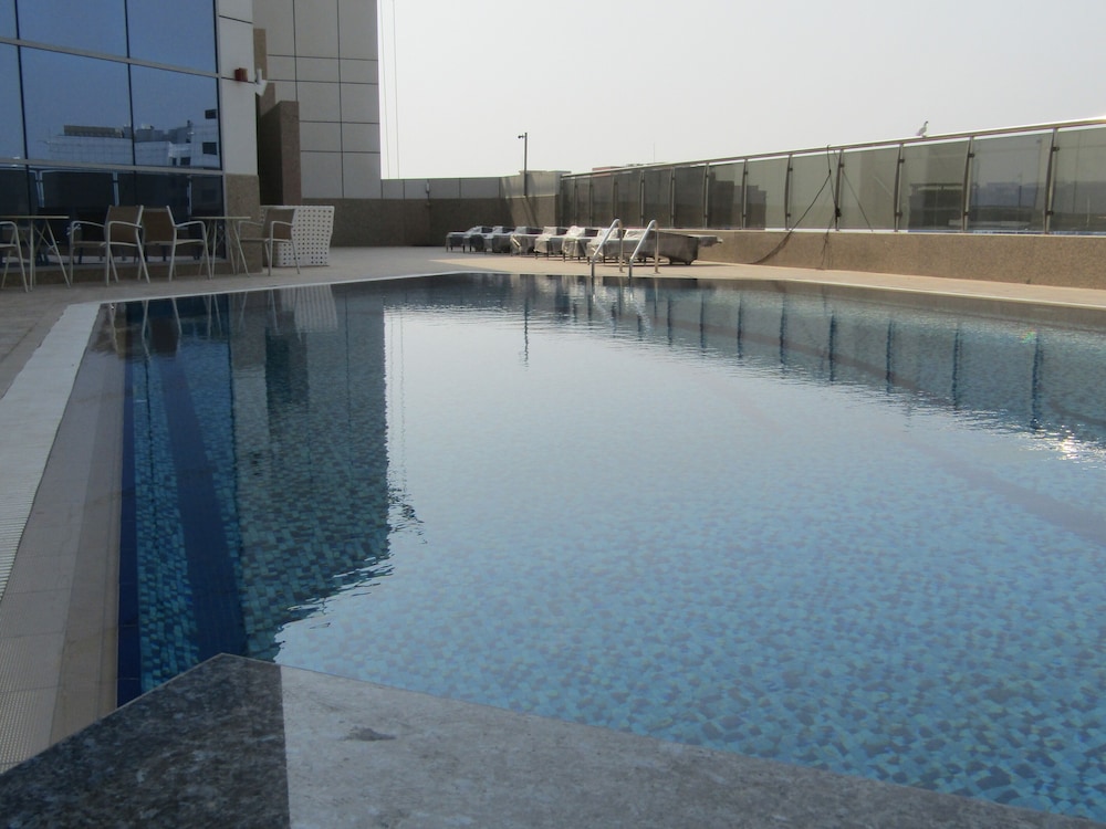 Seven Seas Hotel 62/68