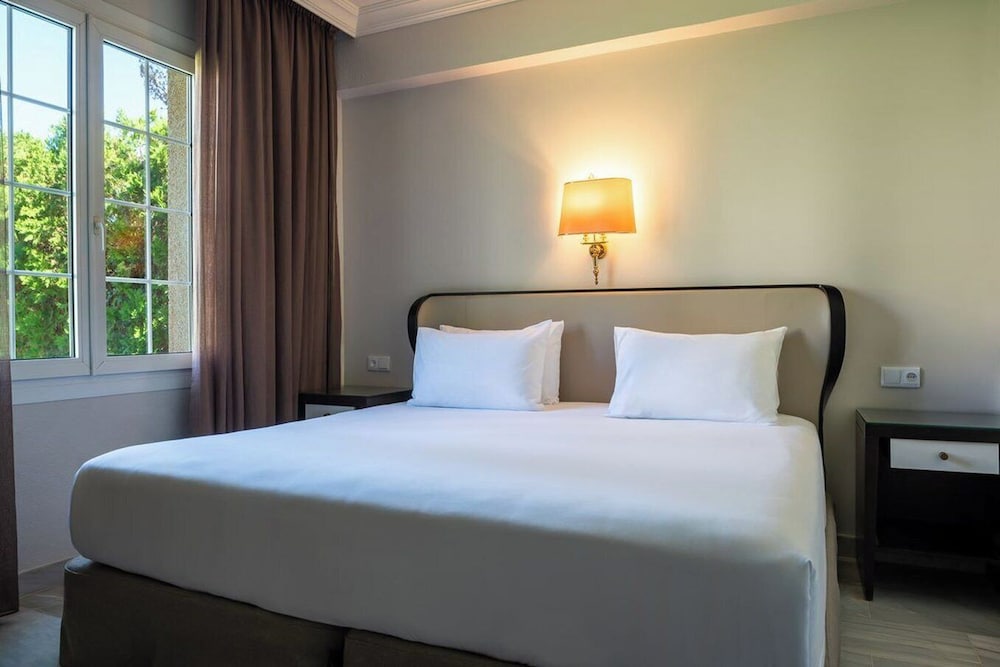 ROOM, DOUBLE BED