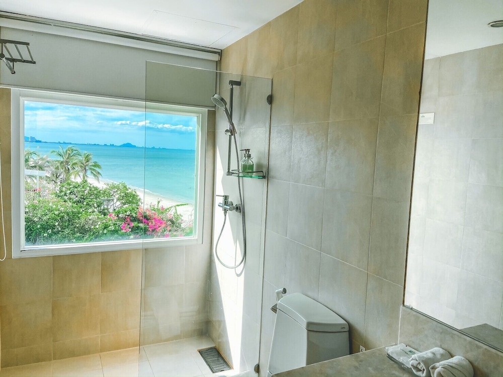 Nern Chalet Beachfront Hotel 73/74