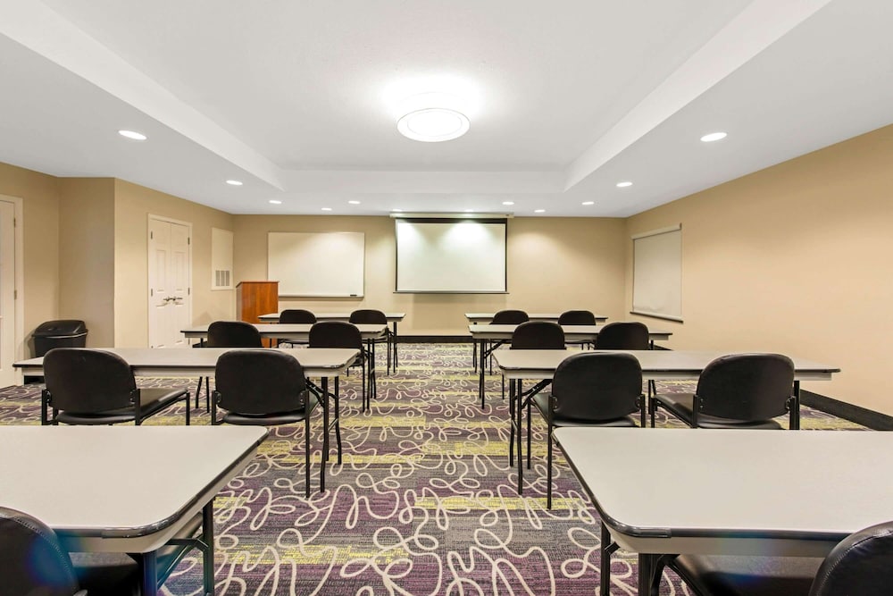 La Quinta Inn & Suites by Wyndham Bridge City 32/44