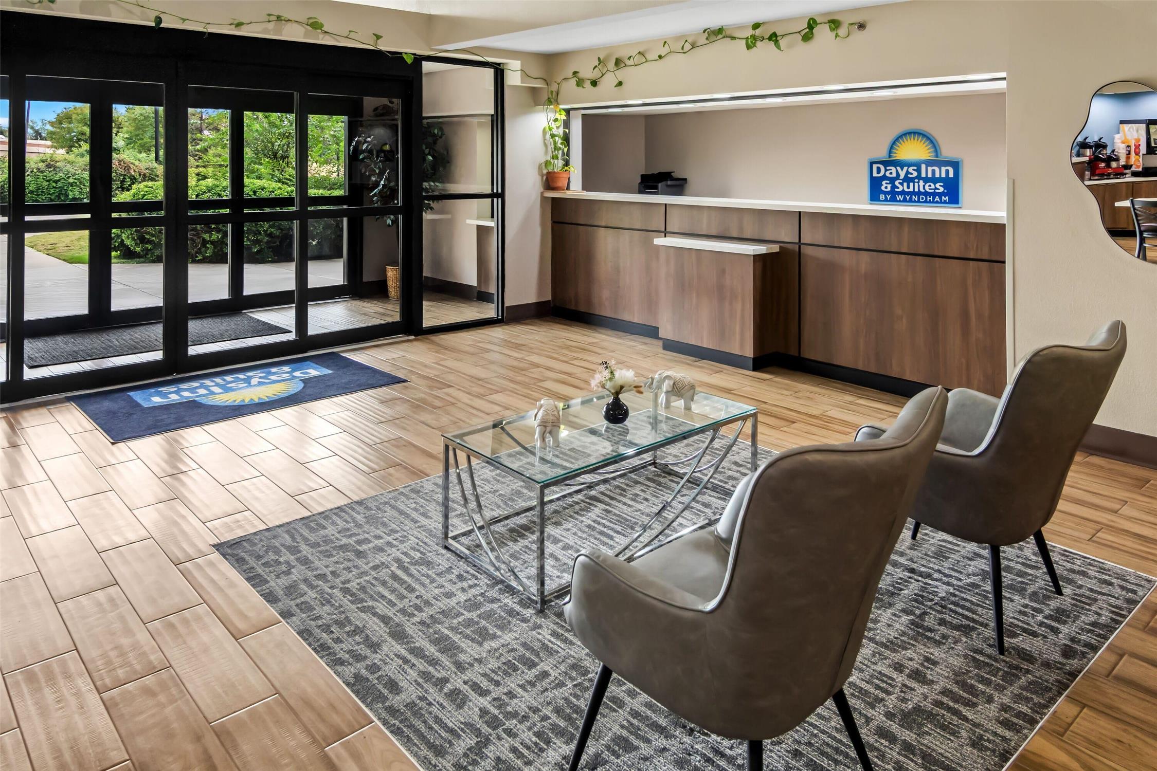 Days Inn & Suites by Wyndham DeSoto 24/44