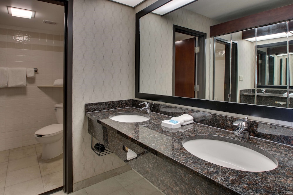 غرفة ديلوكس بسريرين كوين في طابق مرتفع، Drury Inn & Suites Near the Galleria Houston 4/5