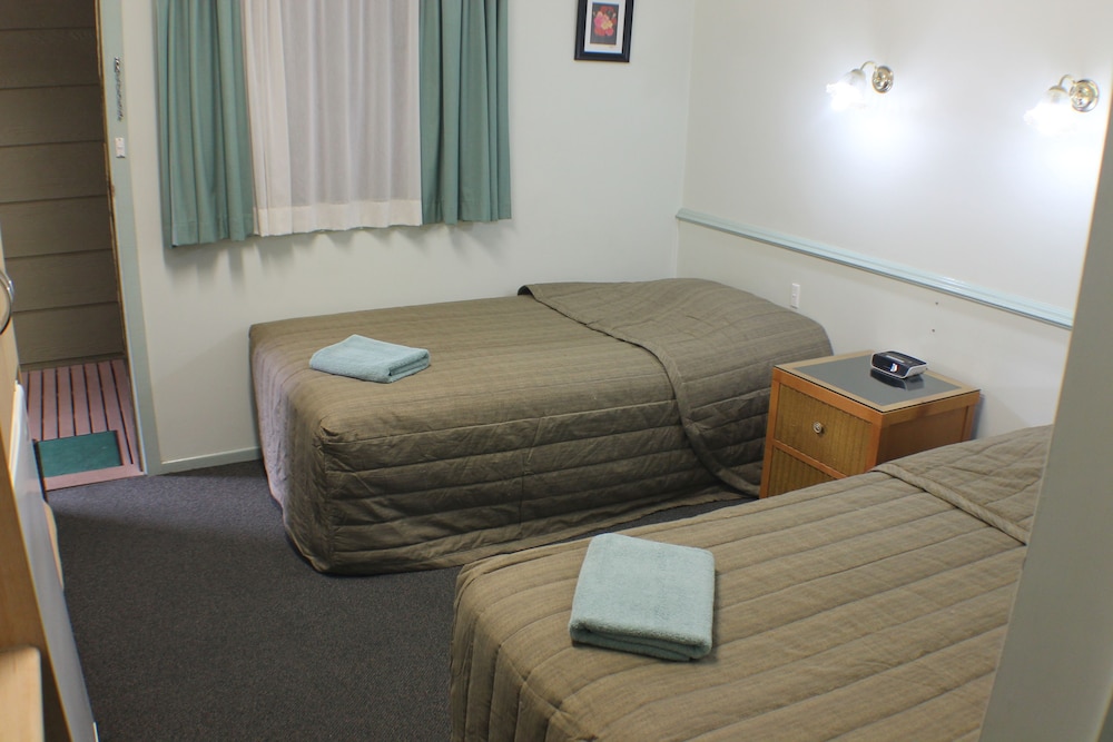 LAKE FORBES MOTEL 27/44