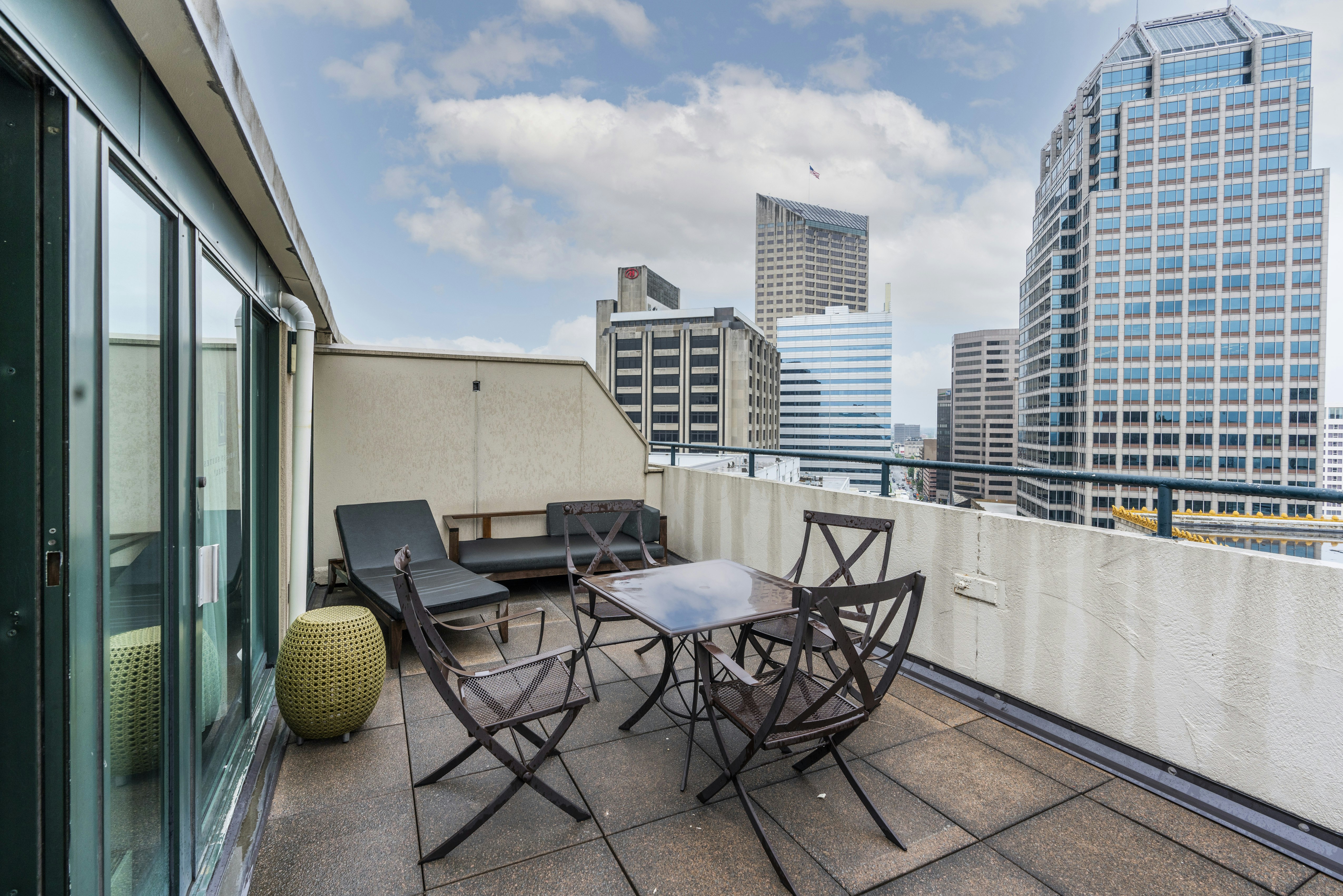 Embassy Suites Indianapolis Downtown 75/75