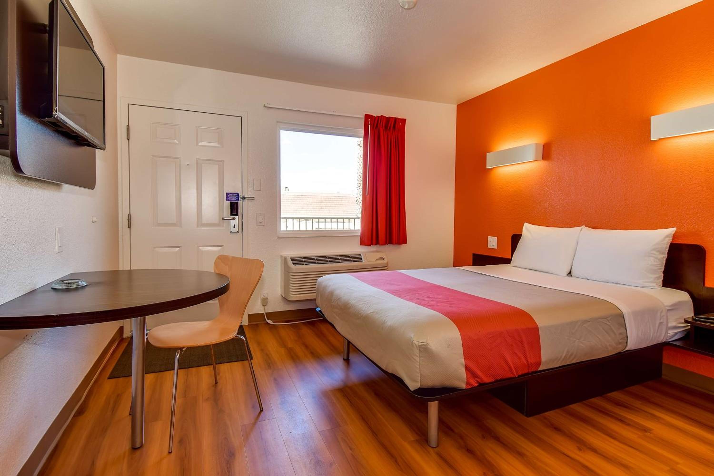 1 Queen Bed - ADA/RI Shower/Smoking.