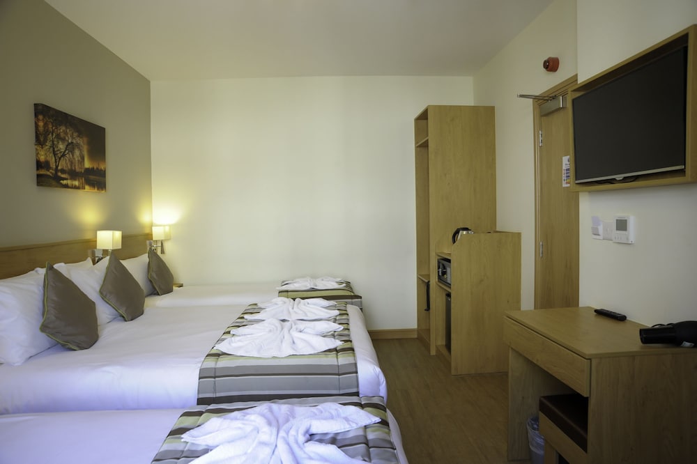ROOM, QUADRUPLE