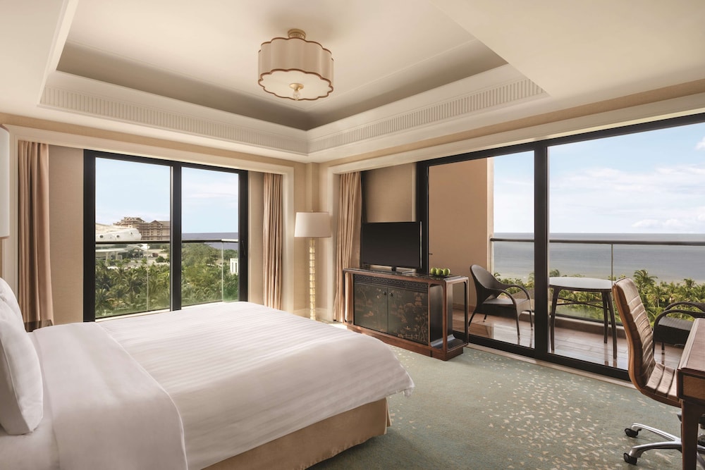 JUNIOR SUITE, KING BED, OCEAN VIEW