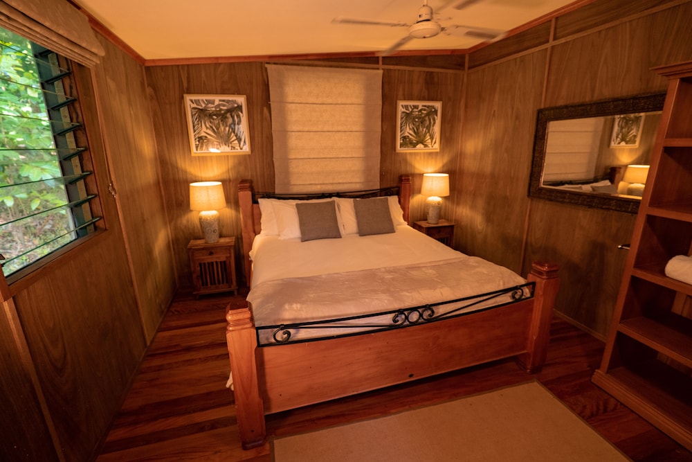 Whispering Valley Cottage Retreat 10/50