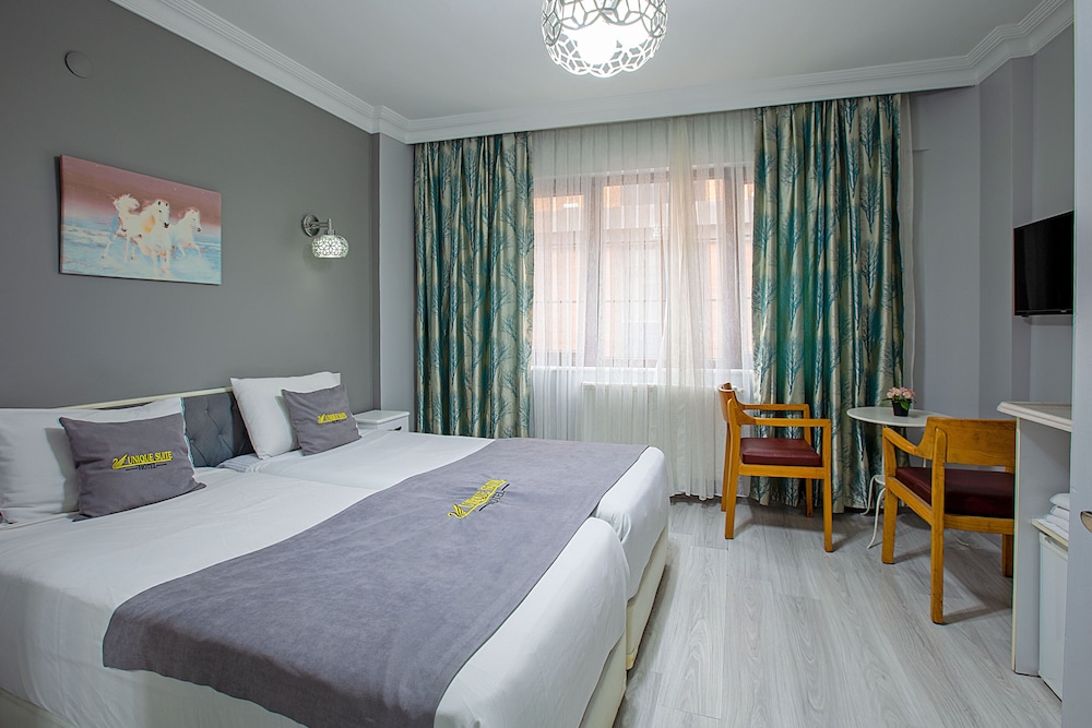 ROOM, DOUBLE OR TWIN BED