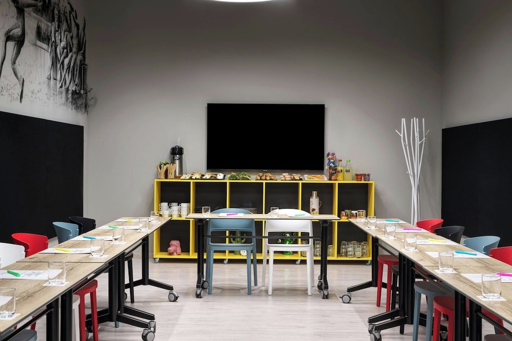 Moxy Athens City 60/66