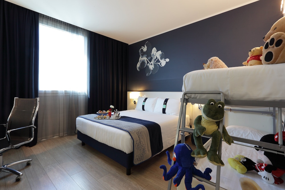 غرفة بريميوم بسرير بطابقين وسرير كوين، Holiday Inn Milan Nord Zara 7/13